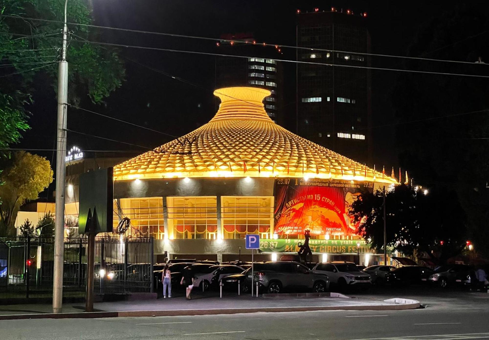 Квартира На Набережной Almaty Luaran gambar